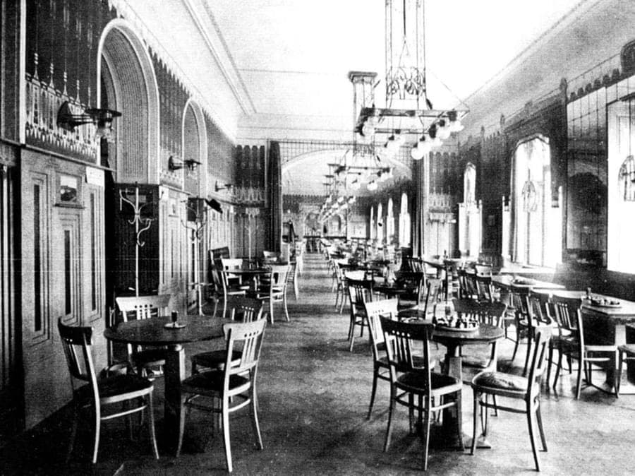 History - Café Louvre